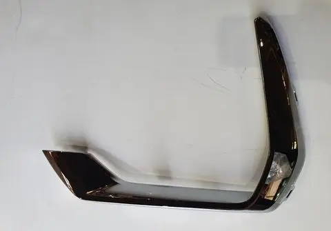 Передний бампер декоративная накладка (L-shape) L:6010179300 R:6010179200 — Geely Tugella L