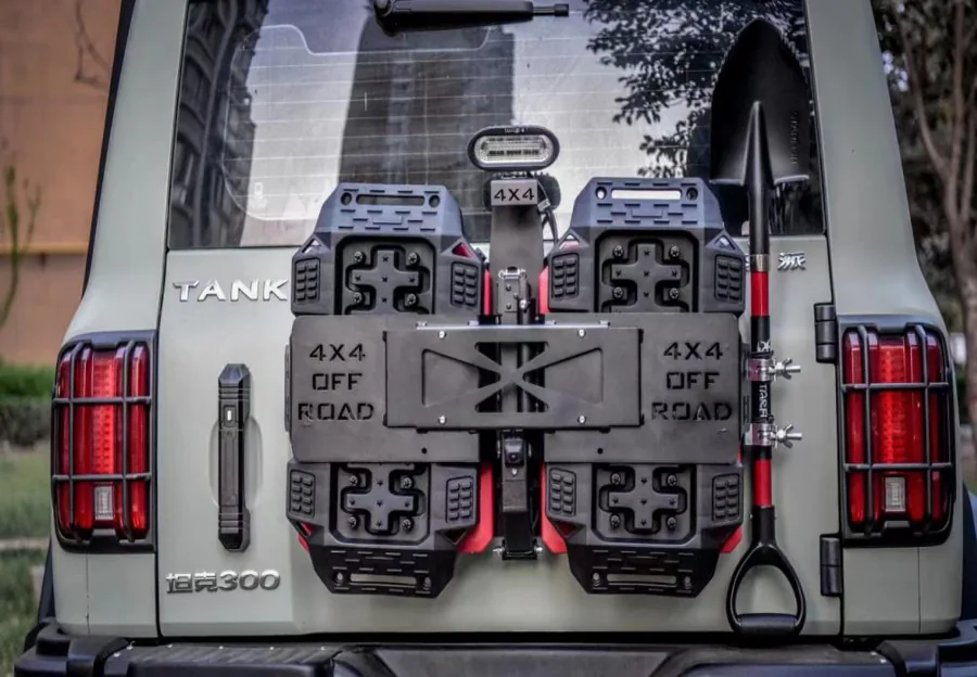 Бак 300 крышка багажника Tools комплект (2 водяной bottles, 2 traction boards, 1 лопата) — Tank (GWM)